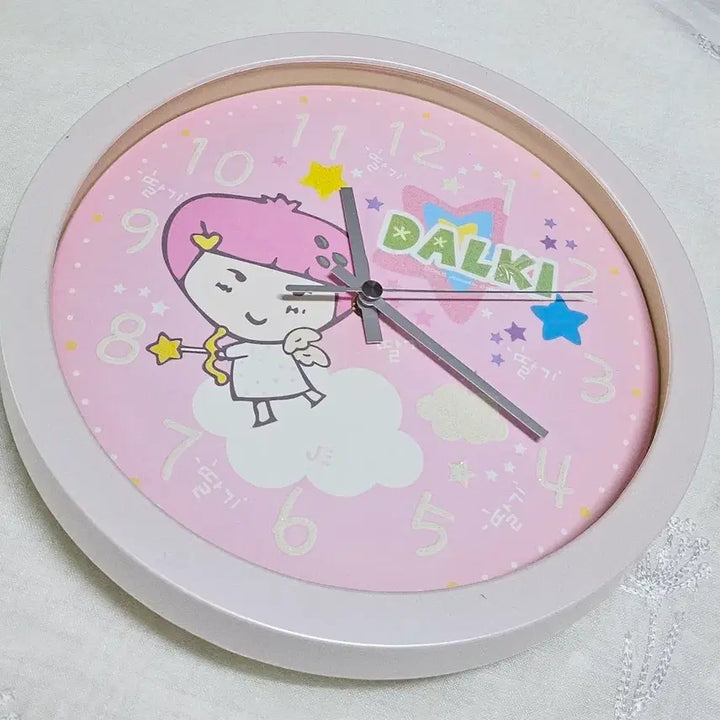 [BUNJANG] Strawberry Loves Clock Retro Collectible / 딸기가좋아 벽시계 고전문구 레트로 빈티지 소품 캐릭터 굿즈 방꾸 인테리어 키덜트 수집 추억