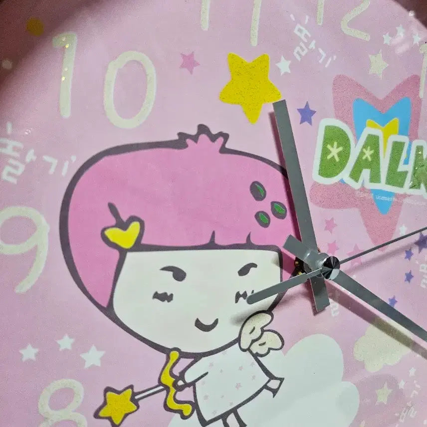 [BUNJANG] Strawberry Loves Clock Retro Collectible / 딸기가좋아 벽시계 고전문구 레트로 빈티지 소품 캐릭터 굿즈 방꾸 인테리어 키덜트 수집 추억