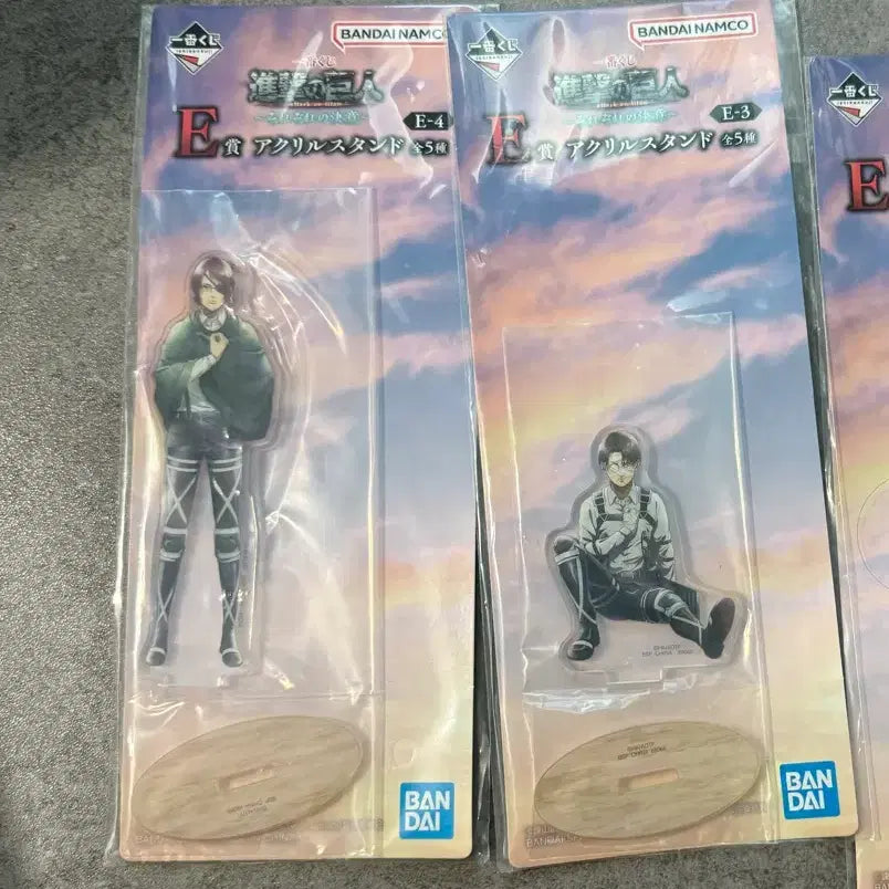 [BUNJANG] Attack on Titan Ichiban Kuji E Prize Levi &amp; Hange Acrylic Stand Set / 진격의거인 제일복권 e상 리바이 한지 아크릴 일괄
