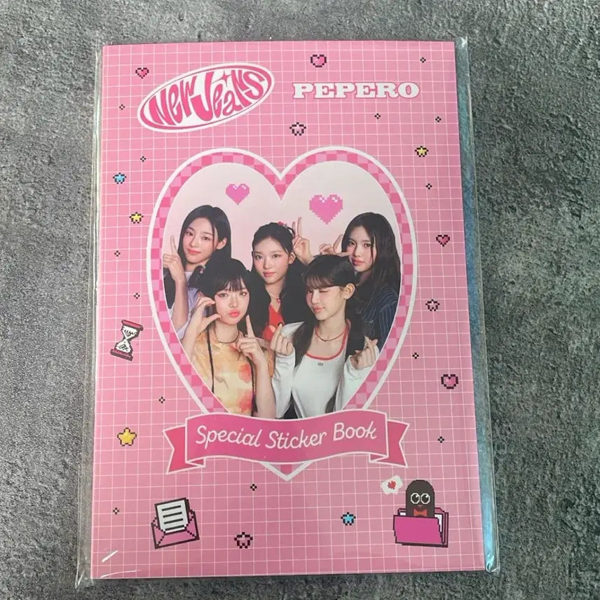 [BUNJANG] NewJeans Pepero Sticker Book (Limited Edition, Sealed) / 미개봉 한정판 뉴진스 빼빼로 스티커북