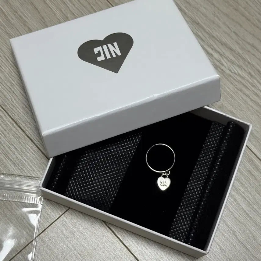 [BUNJANG] BTS Jin Japan Silver Ring / 방탄 bts jin 런석진 일본 굿즈 반지 실버링 포카포함
