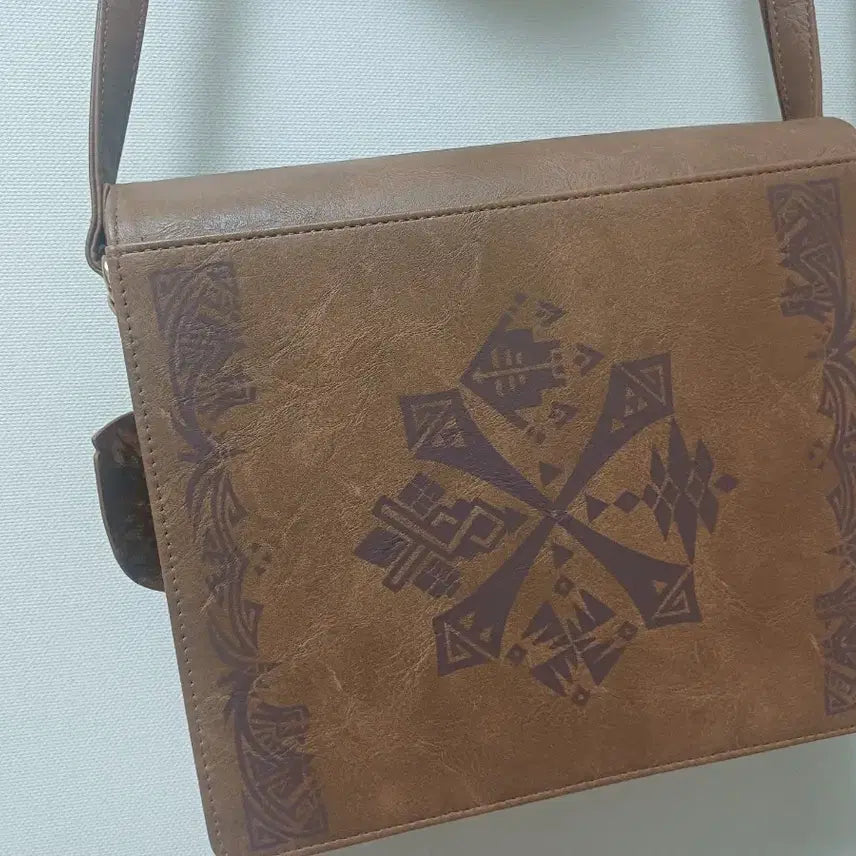 [BUNJANG] Universal Studios Japan (USJ) Limited Edition Monster Hunter Collaboration Brown Shoulder Bag / 유니버설 스튜디오 재팬(USJ) 한정판 몬스터 헌터 콜라보레이션 브라운 숄더백.