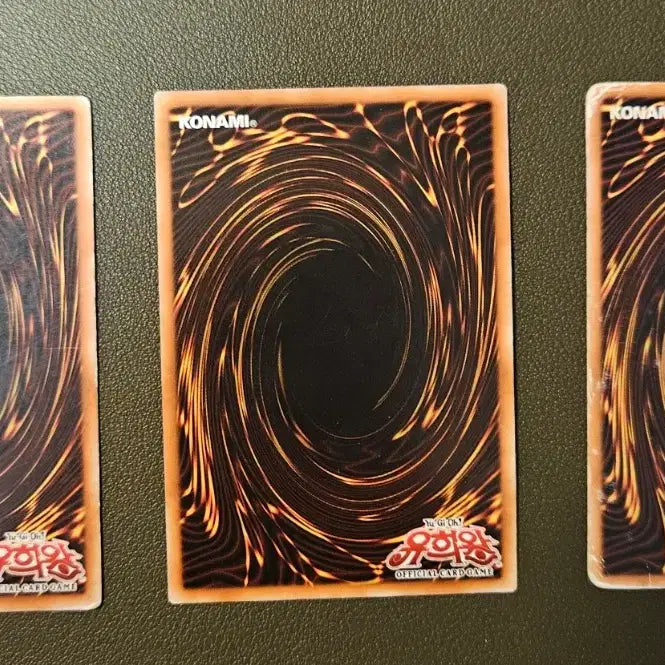 [BUNJANG] Yu-Gi-Oh! Red-Eyes Black Dragon (ULTRA RARE SDJ-KR001) &amp; Blue-Eyes White Dragon (ULTRA RARE YAP1-KR001) Set / 유희왕 카드 붉은눈의 흑룡 울레 sdj-kr001 푸른눈의 백룡 yap1-kr001 울레
