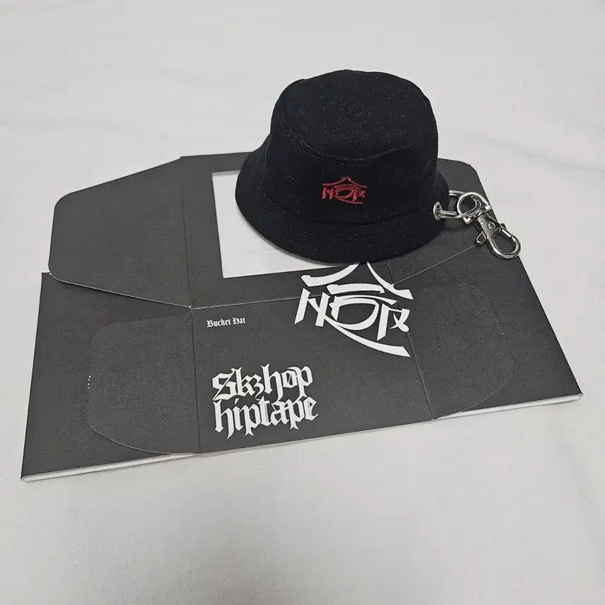 [BUNJANG] Stray Kids HOP Popup Bucket Hat Keyring MD Goods / [원가 이하] 스트레이키즈 합 팝업 버킷햇 키링 모자 엠디 굿즈 hop popup bucket hat keyring