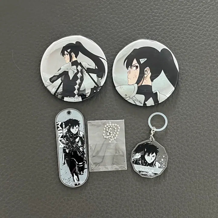 [BUNJANG] Kaiju No. 8 Mina Ashiro 4-Piece Merch Set (2 Pins, 2 Keychains) / 괴수8호 아시로 미나 굿즈 캔뱃지 2개+키링2개 세트