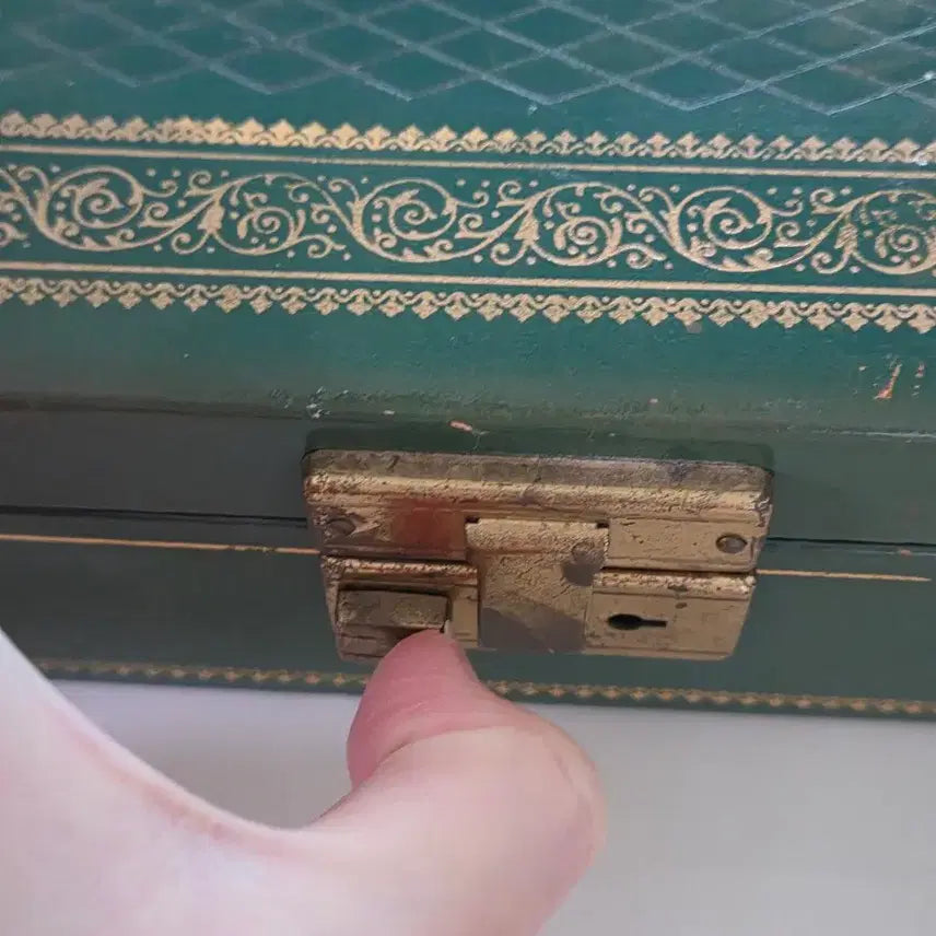 [BUNJANG] Vintage Leather Box with Gold Embellishments / 빈티지 가죽항