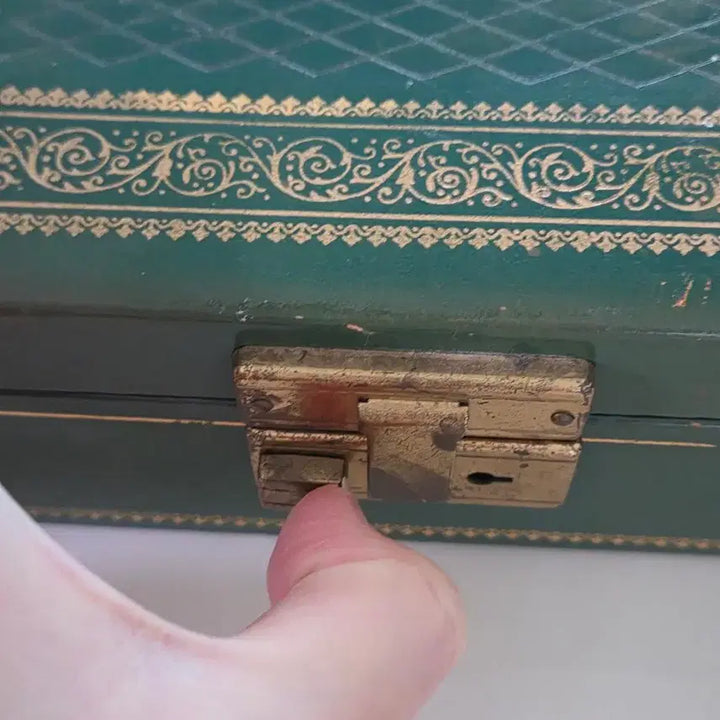 [BUNJANG] Vintage Leather Box with Gold Embellishments / 빈티지 가죽항