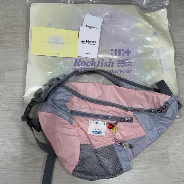[BUNJANG] ILLIT x Rockfish Weather Weather Sling Bag / 아일릿 x 락피쉬웨더웨더 슬링백