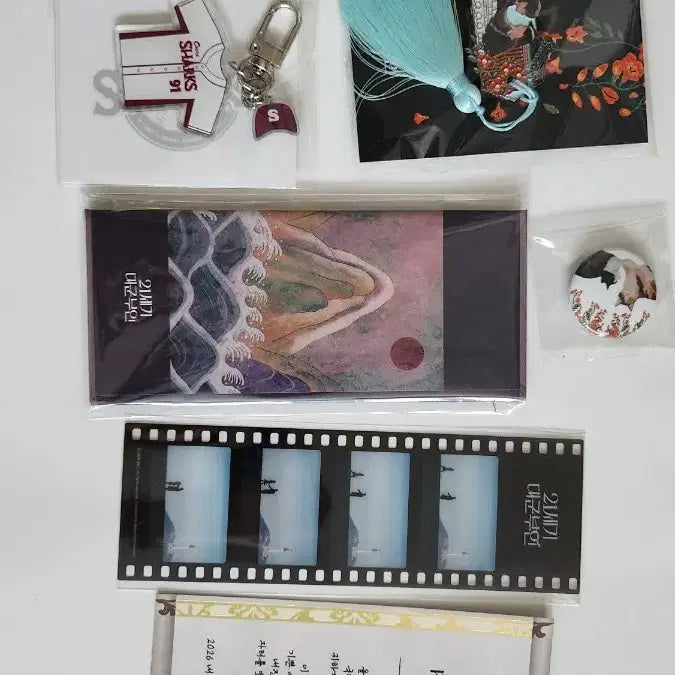 [BUNJANG] Byun Woo-seok IU Lee An Uniform Keyring, Wall Badge Folding Stand, Special Set / 21세기대군부인팝업 변우석 아이유 이안대군 유니폼키링 담벼락뱃지폴딩스탠드