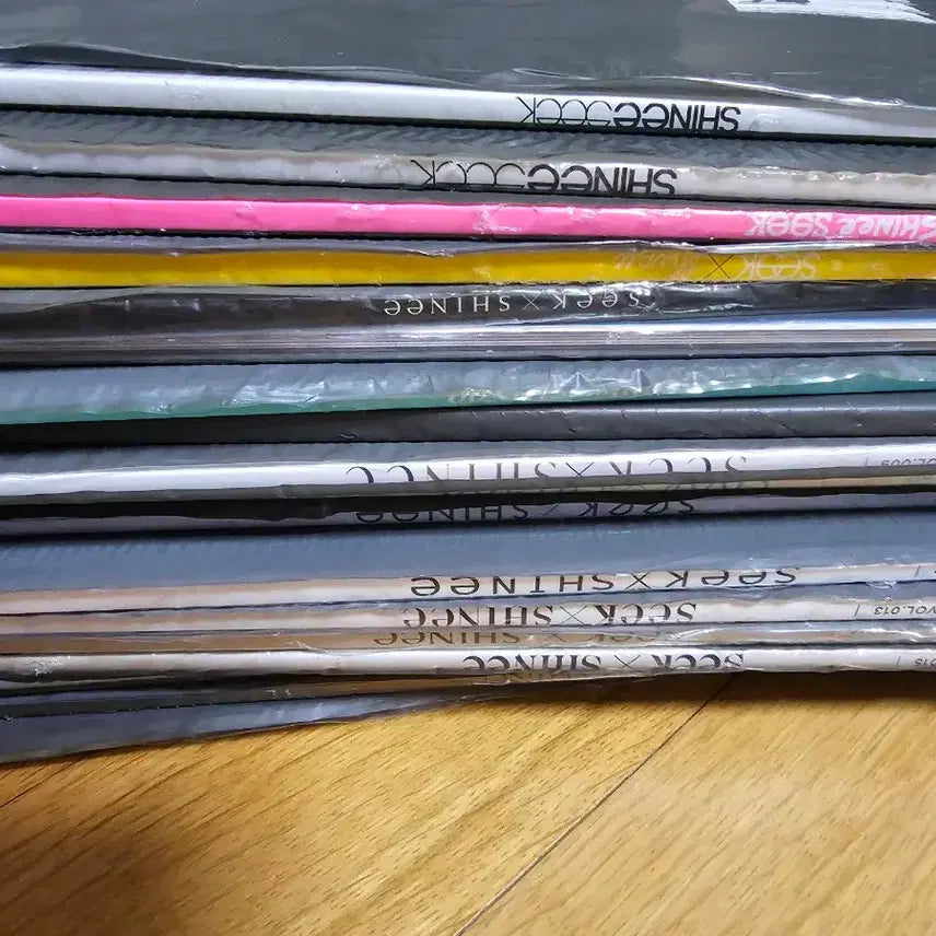 [BUNJANG] SHINee Seek and Chic Japanese Fanclub Magazine Bundle Set (Volumes 1-17, Sealed) / 샤이니 seek 시크 1-17 미개봉 일괄 일본 팬클럽 회지