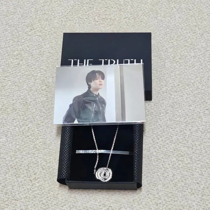 [BUNJANG] BTS Jimin Exhibition Limited FACE Necklace + Photocard / BTS 방탄 지민 전시회 한정 FACE 목걸이+포카