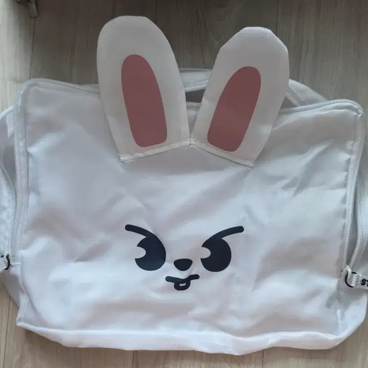 [BUNJANG] Stray Kids LeeKnow Rabbit Japan Travel Pouch / 스트레이키즈 스키주 스키즈 리빗  일본 여행용 파우치