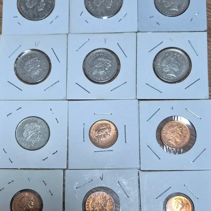 [BUNJANG] Queen Elizabeth II Commemorative Coin Collection - 12-Piece Bundle / 영국  엘리자베스 2세. 서거후P 오름세  줄세우기12점 일괄