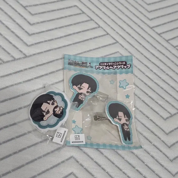[BUNJANG] Attack on Titan Levi Acrylic Hair Clip &amp; Ring Bundle Set (Sealed) / [미개봉] 진격의 거인 리바이 아크릴 헤어 클립, 링 일괄