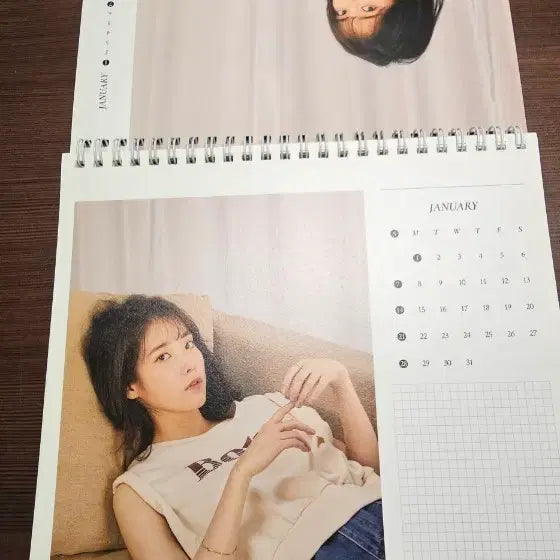 [BUNJANG] IU 2018 Desk Calendar / 아이유 2018년 탁상 달력 굿즈