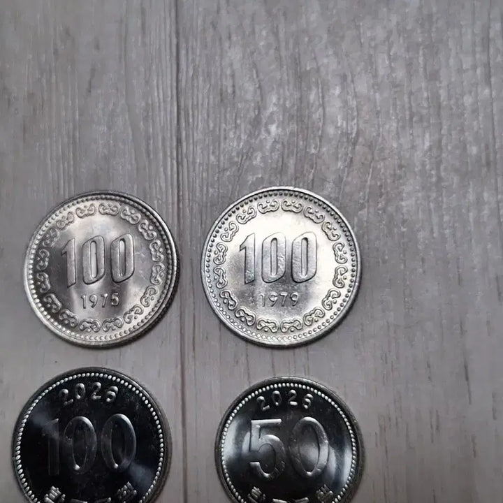 [BUNJANG] Lot of 4 Uncirculated Coins (1975, 1979, 2025) / 미사용 1975. 1979. 2026