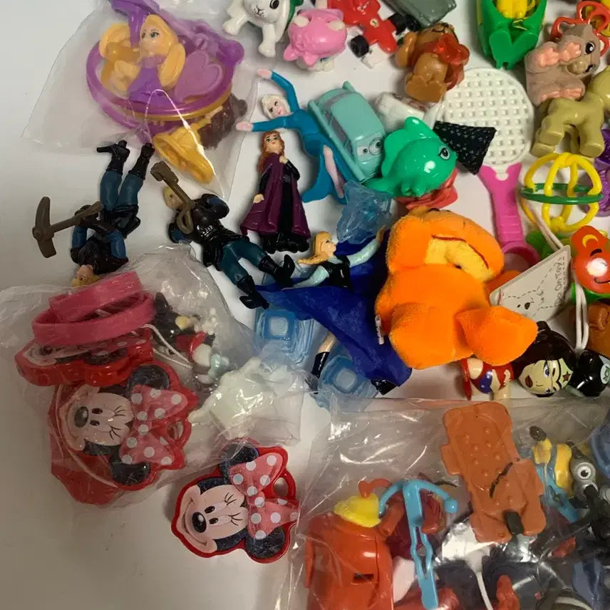 [BUNJANG] Kinder Joy Assorted Figurines Bundle Set / 킨더조이 뽑기 잡동사니 피규어 일괄판매