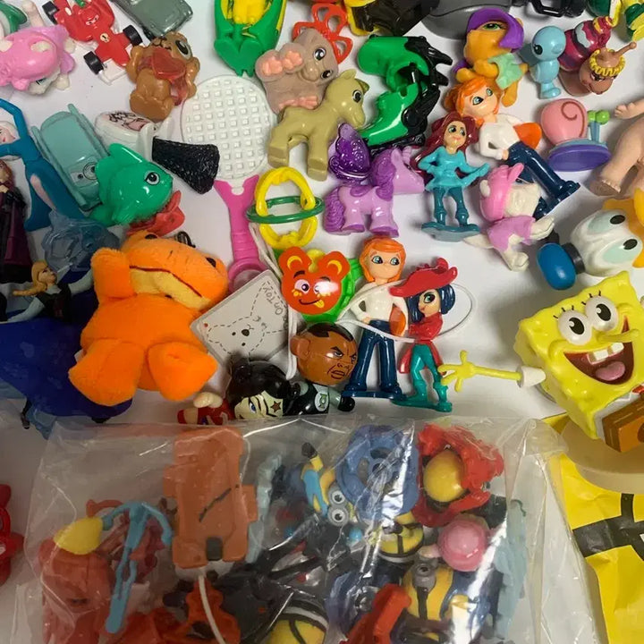 [BUNJANG] Kinder Joy Assorted Figurines Bundle Set / 킨더조이 뽑기 잡동사니 피규어 일괄판매