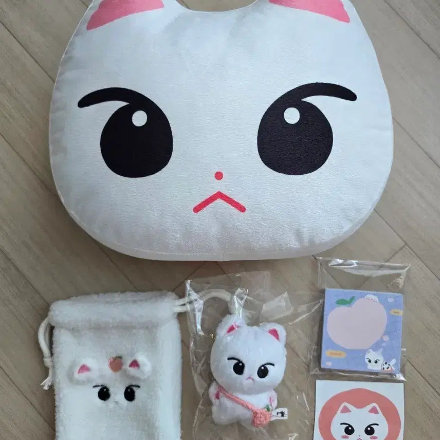 [BUNJANG] Hwang Minhyun Hwangbbonyang Cushion Pouch Memo Pad Removable Sticker Bundle Set / 황민현 황뽀냥 쿠션 파우치 떡메모지 리무버블스티커 일괄