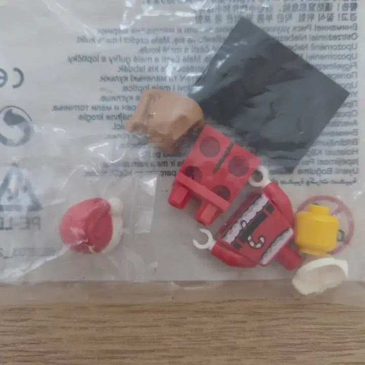 [BUNJANG] LEGO Santa Minifigure (Sealed) / (미개봉새상품) 레고 산타 미니피규어 팝니다.
