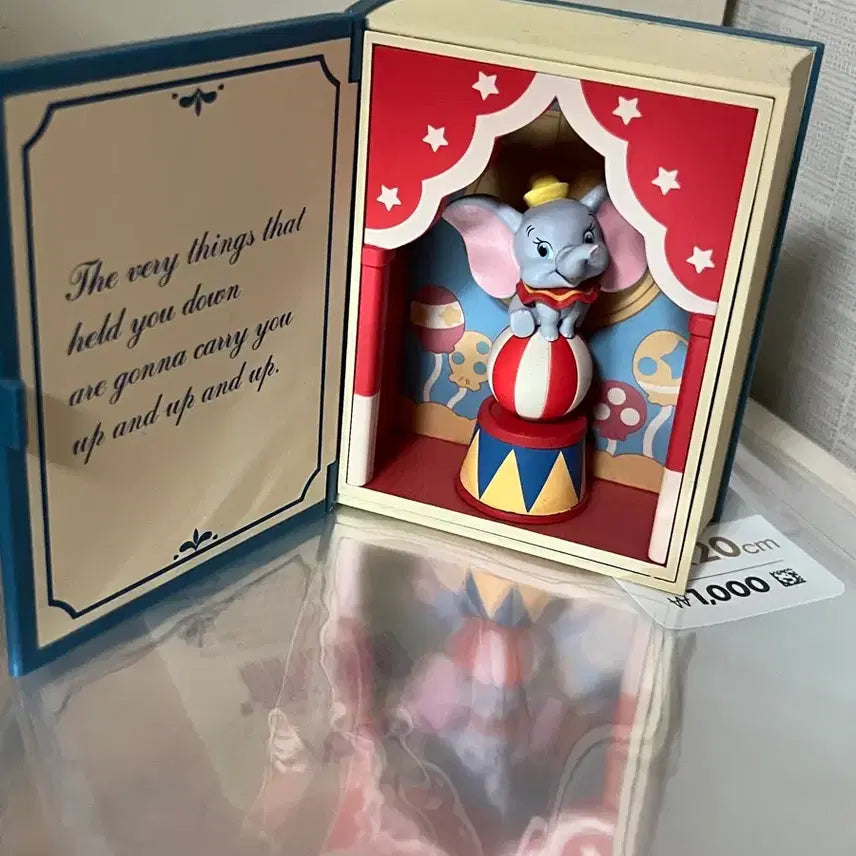 [BUNJANG] Disney Elemental Wade Bundle Set (Sealed) / (일괄) 디즈니 굿즈모음. 클래식동화 피규어 덤보, 엘리멘탈 웨이드뱃지, 렌티큘러엽서