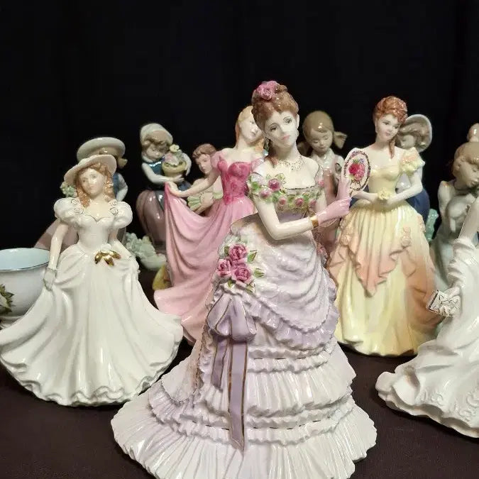 [BUNJANG] Royal Worcester "A Royal Presentation" Figurine by John Bromley (1995) / 로얄 우스터 "A Royal Presentation" 피겨린