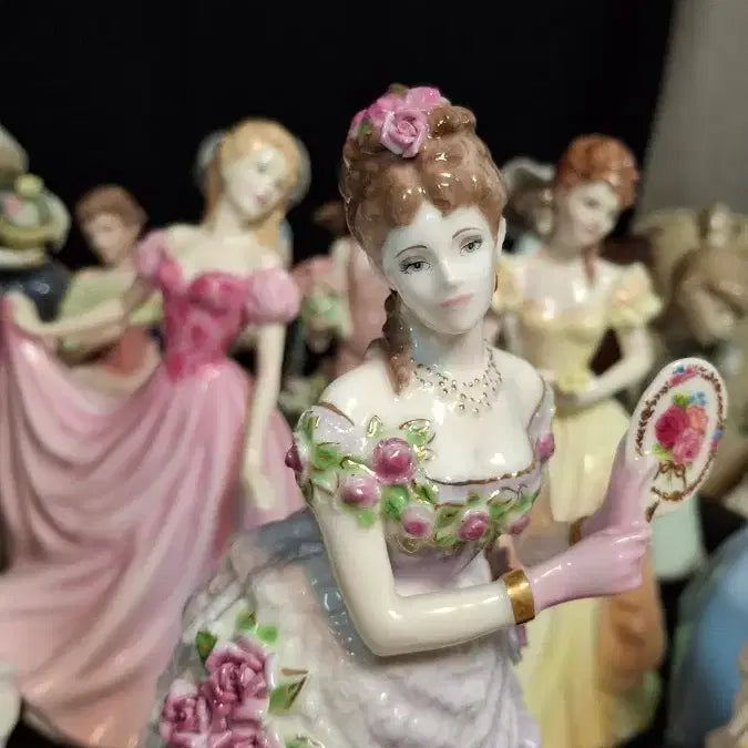 [BUNJANG] Royal Worcester "A Royal Presentation" Figurine by John Bromley (1995) / 로얄 우스터 "A Royal Presentation" 피겨린