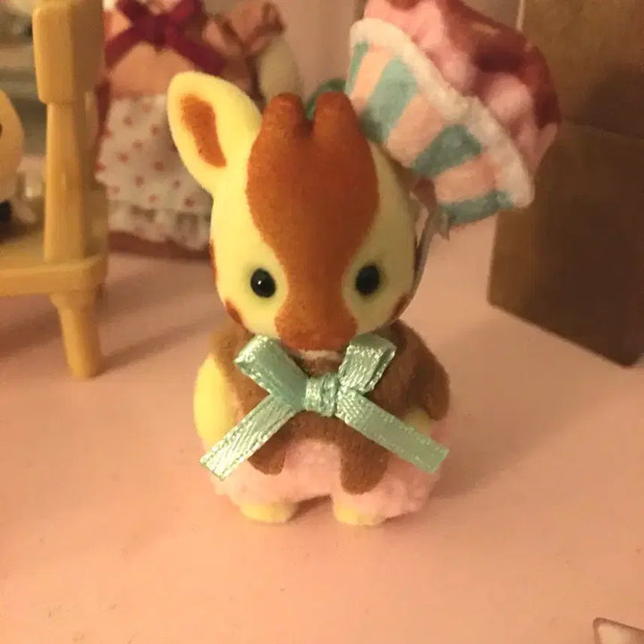 [BUNJANG] Sylvanian Families Kirakira Kuji G Prize Giraffe Cupcake Blind Bag (Sealed) / 미개봉 실바니안 키라키라 쿠지 g상 기린 컵케이크 블라인드백