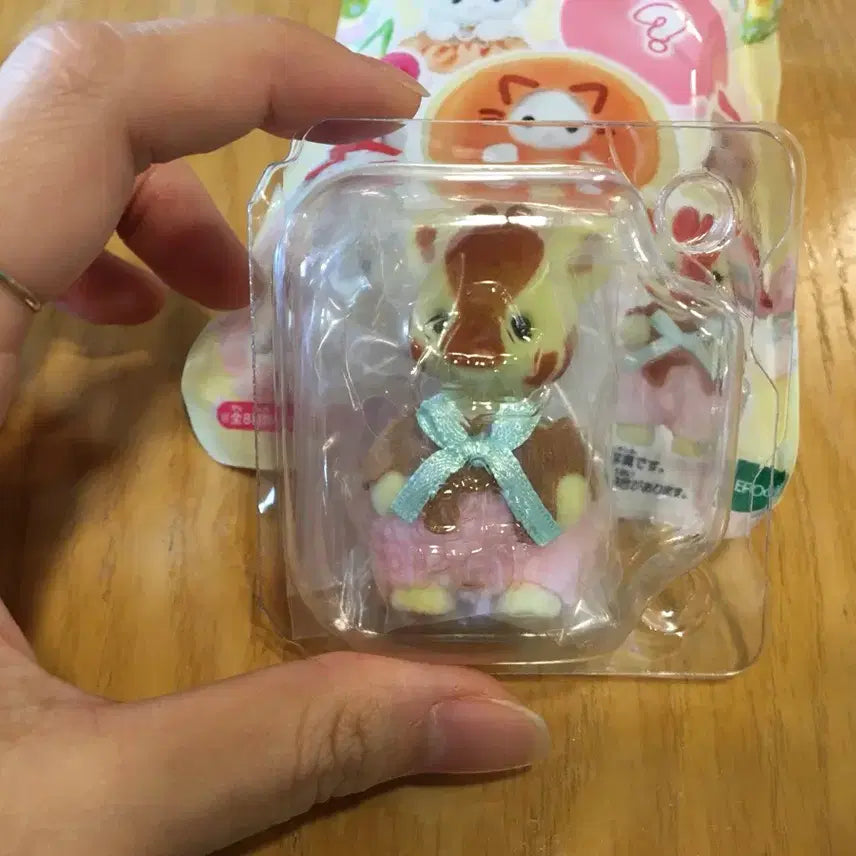 [BUNJANG] Sylvanian Families Kirakira Kuji G Prize Giraffe Cupcake Blind Bag (Sealed) / 미개봉 실바니안 키라키라 쿠지 g상 기린 컵케이크 블라인드백