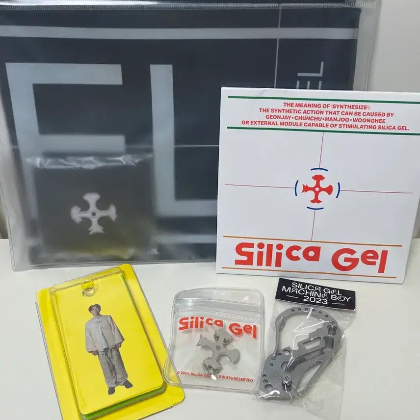 [BUNJANG] Silica Gel Cheer Kit, Carabiner, Badge, Bandana Bundle Set / 실리카겔 굿즈 일괄 (치어링 키트, 카라비너, 뱃지, 반다나)
