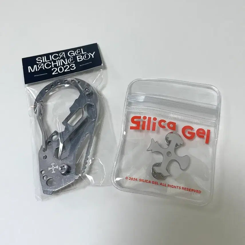 [BUNJANG] Silica Gel Carabiner &amp; Badge Bundle Set / 실리카겔 굿즈 일괄 (카라비너, 뱃지)