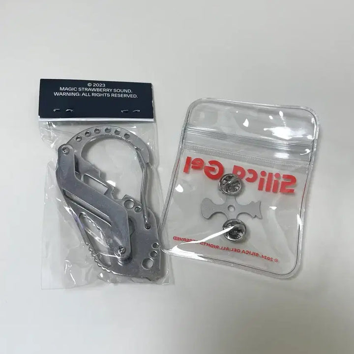 [BUNJANG] Silica Gel Carabiner &amp; Badge Bundle Set / 실리카겔 굿즈 일괄 (카라비너, 뱃지)
