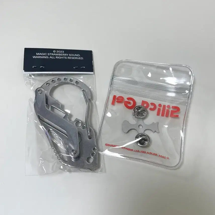 [BUNJANG] Silica Gel Carabiner &amp; Badge Bundle Set / 실리카겔 굿즈 일괄 (카라비너, 뱃지)