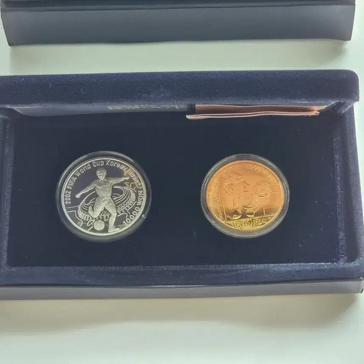 [BUNJANG] Korea Minting Corporation 2002 FIFA Korea-Japan World Cup Commemorative Coin Silver/Brass Set / [한국조폐공사] 2002 FIFA 한일 월드컵 기념주화 은/동 세트