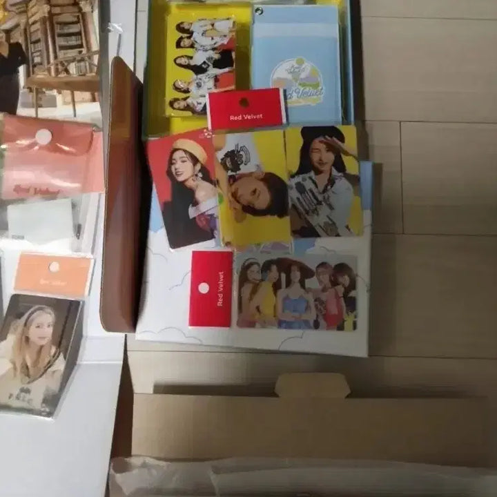 [BUNJANG] Red Velvet Limited Edition Transportation Card &amp; Goods Set (Swiss ver. + Power Up ver.) / 레드벨벳 한정판 교통카드 + 굿즈 세트 (스위스 ver + 파워업 ver)