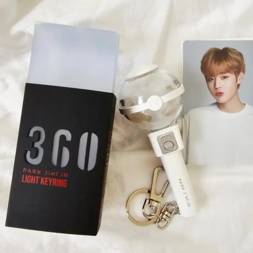 [BUNJANG] Park Jihoon Lightstick Mini Keychain (Printing Error) + 1 Photocard / (인쇄오류) 박지훈 응원봉 뽑봉 미니키링 미니응원봉 +비공굿 포카1장 포함
