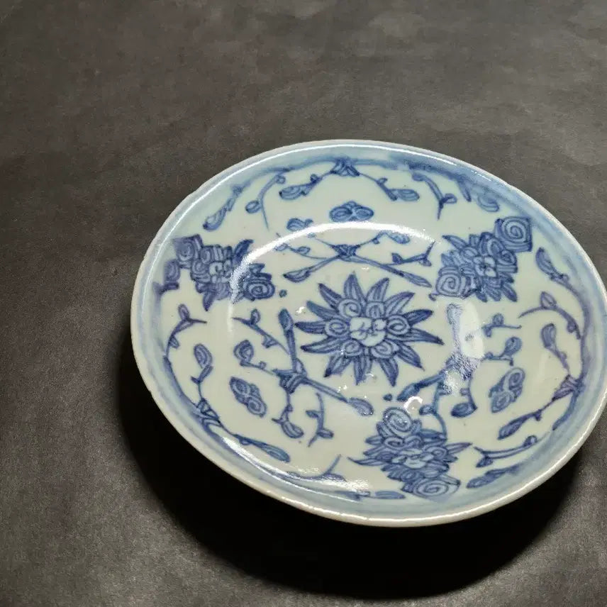 [BUNJANG] Qing Dynasty Blue and White Porcelain Plate with Continuous Floral Scroll Motif / 청화백자 전지화훼문 접시