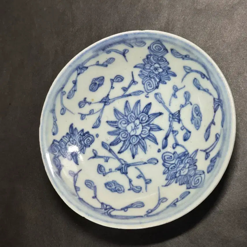 [BUNJANG] Qing Dynasty Blue and White Porcelain Plate with Continuous Floral Scroll Motif / 청화백자 전지화훼문 접시