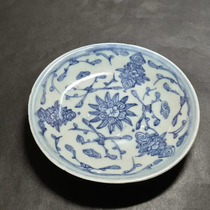 [BUNJANG] Qing Dynasty Blue and White Porcelain Plate with Continuous Floral Scroll Motif / 청화백자 전지화훼문 접시
