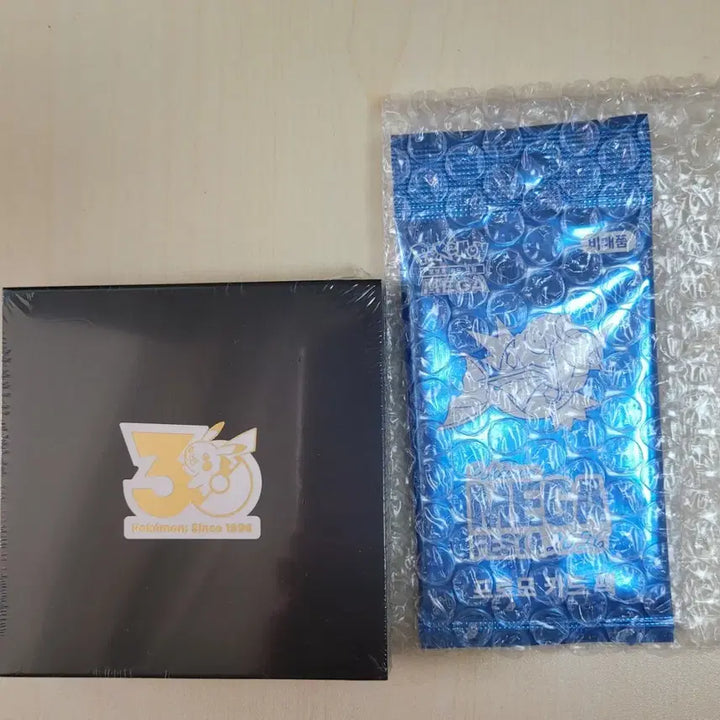 [BUNJANG] Pokemon 30th Anniversary July Badge Bundle with Magikarp Promo Card (Sealed) / 포켓몬 7월 뱃지 + 잉어킹프로모카드 일괄판매(미개봉)