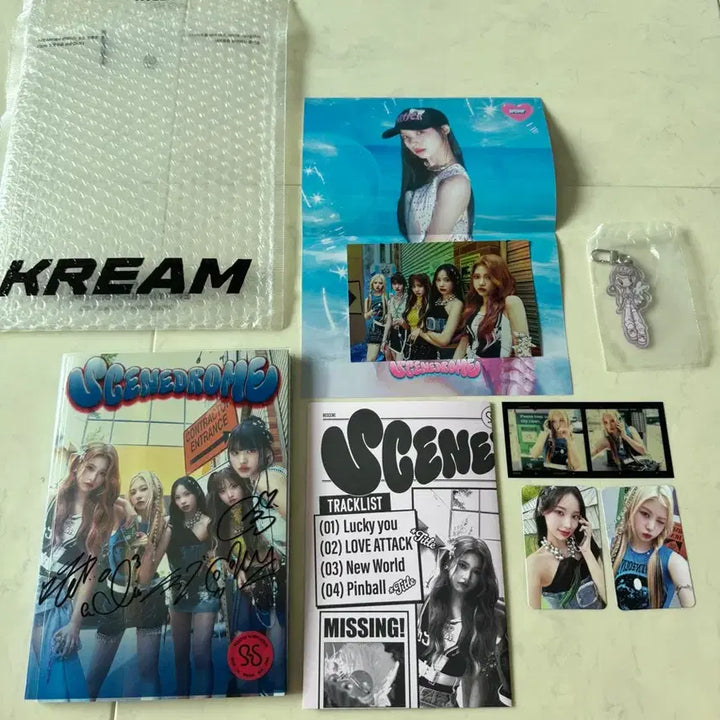 [BUNJANG] LUCY 1st Mini Album Signed CD + Pretty Girl Keyring Set / 리센느 미니1집 사인CD + 프리티걸 키링 세트