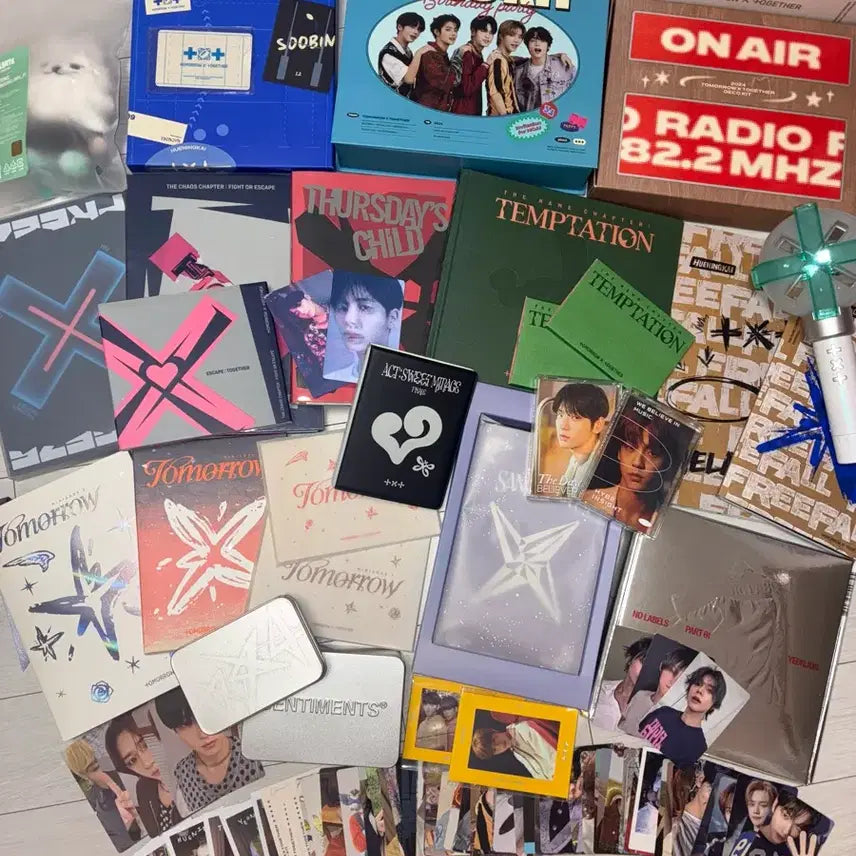 [BUNJANG] TXT Tomorrow x Together Bundle Set (Membership Kit, Deco Kit 2, Lightstick, Ppaltu Choi Yeonjun, Yeonjun Trunk Pants, 123 Photocards, Various POBs) / 투모로우바이투게더 투바투 앨범 일괄 | 멤버쉽키트 + 데코키트2 + 응원봉 + 뿔바투 최용멍 + 연준 트렁크팬츠+ 포카 123개 + 각종 특전