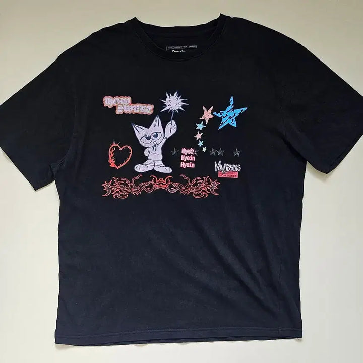 [BUNJANG] NewJeans Hyein Illustration Short-Sleeve T-Shirt Black / 뉴진스 하우 스위트 혜인 일러스트 반팔 티셔츠 블랙