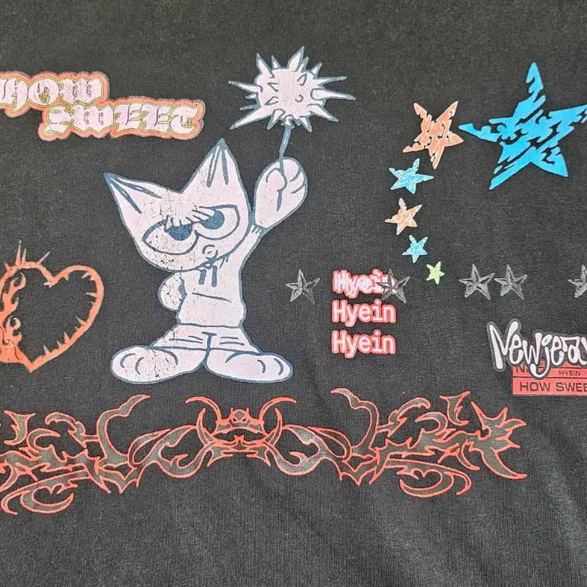 [BUNJANG] NewJeans Hyein Illustration Short-Sleeve T-Shirt Black / 뉴진스 하우 스위트 혜인 일러스트 반팔 티셔츠 블랙