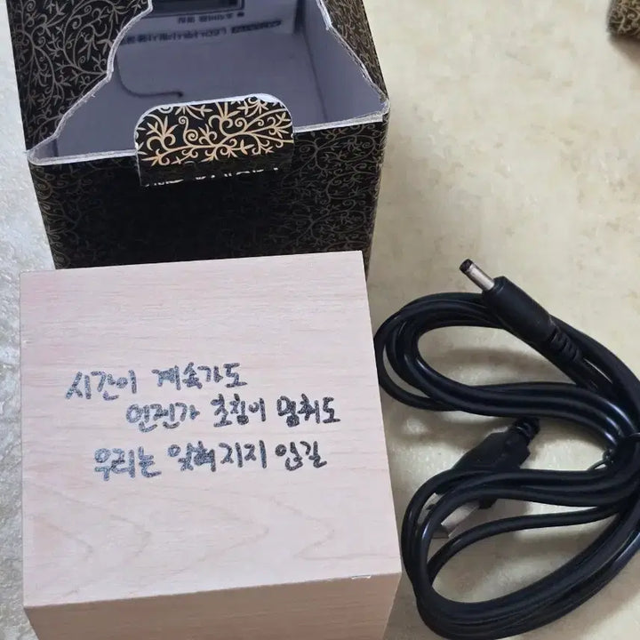 [BUNJANG] Wanna One Kang Daniel Wood Desk Clock (Fan-Made) / 워너원 강다니엘 나무시계 탁상시계 (팬제작 버전)