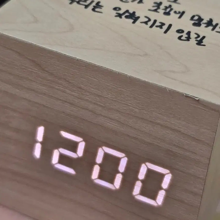 [BUNJANG] Wanna One Kang Daniel Wood Desk Clock (Fan-Made) / 워너원 강다니엘 나무시계 탁상시계 (팬제작 버전)