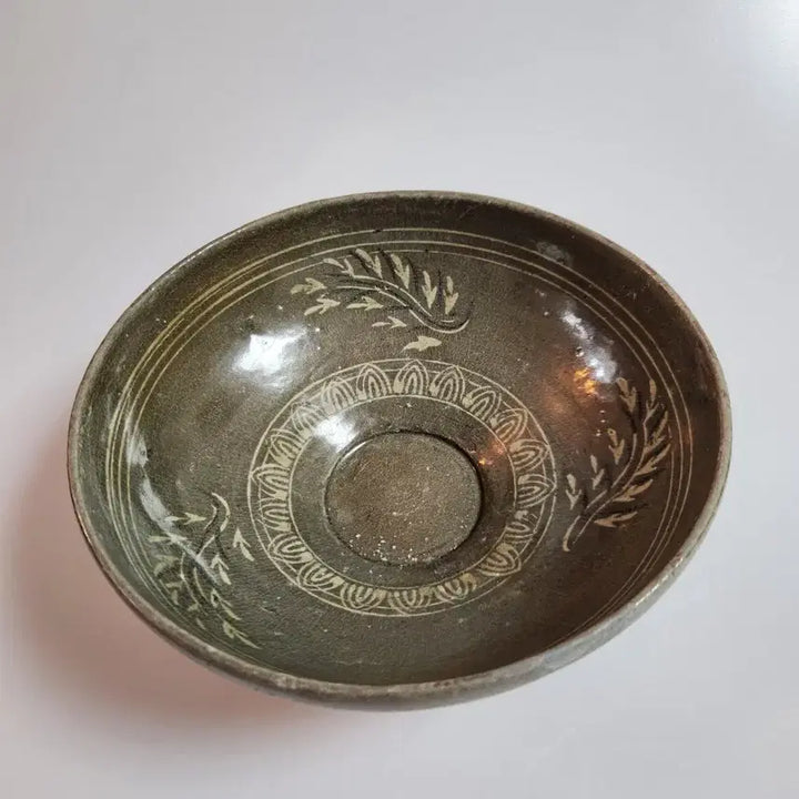 [BUNJANG] 14th Century Goryeo Celadon Black and White Inlaid Flower Motif Bowl / 고려시대 14세기 고려청자 흑백상감 화훼문 대접