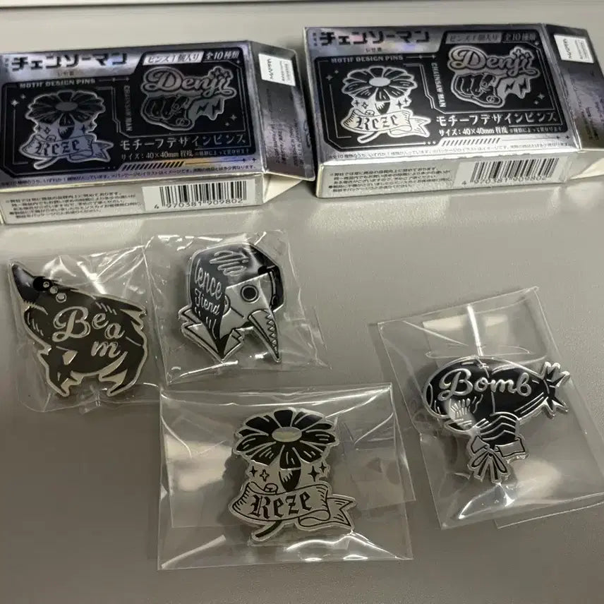[BUNJANG] Chainsaw Man Reze Arc Metallic Pin Badges Set (Reze, Bomb, Beam, Violence) / 체인소맨 레제편 모티브 디자인 핀즈 메탈릭 뱃지 레제 밤 빔 폭력