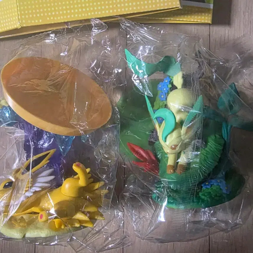 [BUNJANG] Pokemon Eeveelutions Leafeon Jolteon Figure Bundle Set / [특가] 포켓몬스터 이브이즈 피규어 리피아 쥬피썬더 2종 일괄