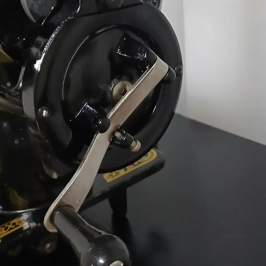 [BUNJANG] New Hope Hand-Cranked Sewing Machine Head Industrial Art Object / 손 재봉틀 순수 수동기계의 아우라 산업예술품 오브제 미싱
